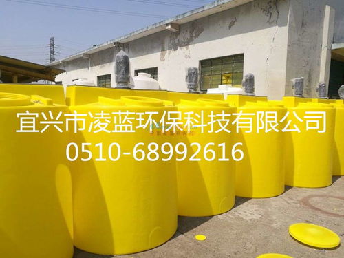 白色黄色大塑料水桶蓄水箱与200L立式搅拌PE加药桶在废气处理中的应用